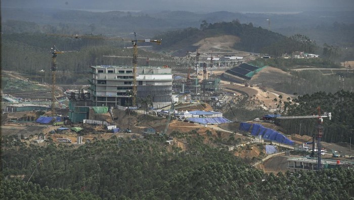 Suasana pembangunan di Kawasan Inti Pusat Pemerintahan (KIPP) Ibu Kota Negara (IKN) Nusantara, Penajam Paser Utara, Kalimantan Timur, Kamis (2/11/2023). Presiden Joko Widodo mengatakan nilai investasi di IKN telah mencapai Rp45 triliun dari dalam negeri. ANTARA FOTO/Hafidz Mubarak A/foc.
