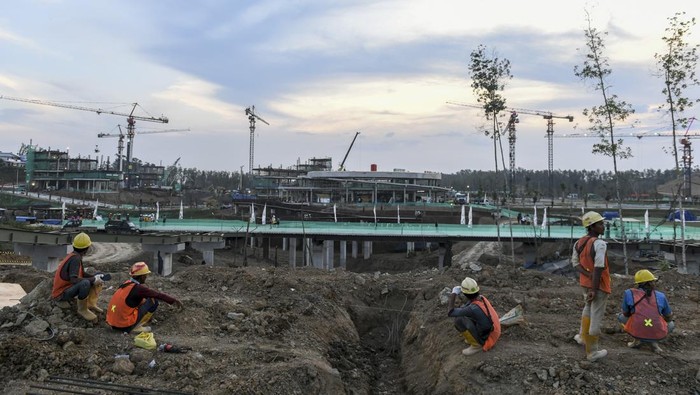 Suasana pembangunan di Kawasan Inti Pusat Pemerintahan (KIPP) Ibu Kota Negara (IKN) Nusantara, Penajam Paser Utara, Kalimantan Timur, Kamis (2/11/2023). Presiden Joko Widodo mengatakan nilai investasi di IKN telah mencapai Rp45 triliun dari dalam negeri. ANTARA FOTO/Hafidz Mubarak A/foc.