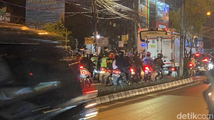 Jalan Kartini arah GDC Depok macet. (Devi/detikcom)