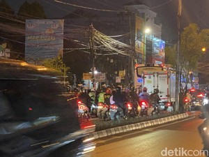 Jam Pulang Kantor, Jalan Kartini Arah GDC Depok Macet Parah