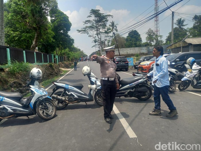 Jalur Subang menuju Purwakarta maupun sebaliknya yang ditutup sementara oleh polisi.