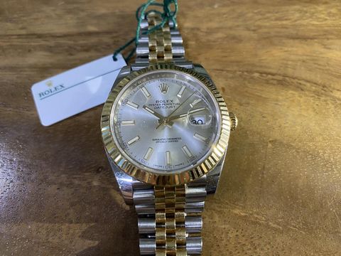 Jam Rolex milik mantan menteri agama Malaysia Datuk Dr Zulkifli Mohamad Al-Bakri yang dilelang untuk donasi Palestina.