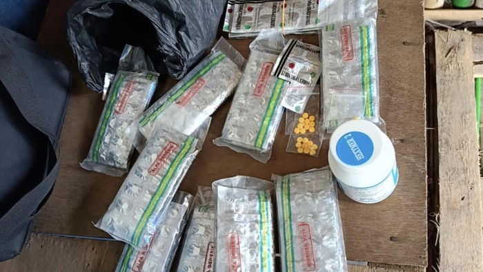 Jual Tramadol-Exsimer ke Remaja, Kios di Bogor Digerebek Polisi (dok Polsek Tajurhalang)