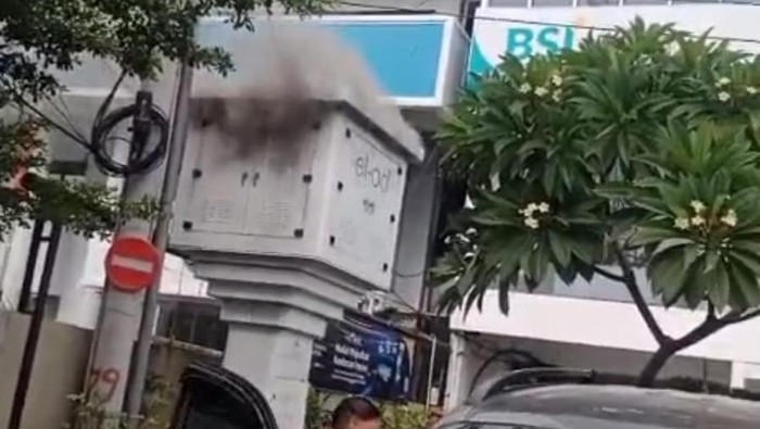 Kabakaran trafo listrik di depan Kantor BSI Makassar, Sulsel.