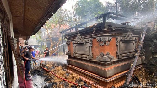 Kebakaran bale dangin di Ubud, Bali.