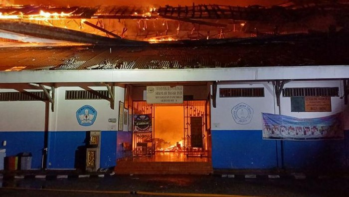 Kebakaran melanda bangunan Sekolah Dasar (SD) Sumbangsih di Jalan Kemang Utara, Kelurahan Duren Tiga, Kecamatan Pancoran, Jakarta Selatan, pada Rabu (1/11/2023). ANTARA/HO-Gulkarmat Jaksel