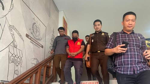 Tersangka PS hendak digiring ke mobil tahanan Kejari Badung, menuju Lapas Kerobokan usai diperiksa sejak pagi, Kamis (2/11/2023).