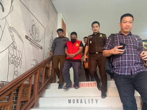 Tersangka PS hendak digiring ke mobil tahanan Kejari Badung, menuju Lapas Kerobokan usai diperiksa sejak pagi, Kamis (2/11/2023).