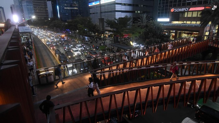 Sejumlah pekerja menaiki bus yang berhenti di tengah kemacetan saat jam pulang kerja di kawasan Jalan Jenderal Sudirman, Jakarta, Rabu (1/11/2023). Menurut laporan Tomtom Traffic Index, Jakarta berada di urutan ke-29 sebagai kota termacet di dunia yang berakibat pada aspek sosial, ekonomi, hingga kesehatan fisik dan mental seperti munculnya fenomena Traffic Stress Syndrome (TSS) atau kondisi stres seketika yang dialami seseorang saat terjebak kemacetan lalu lintas.