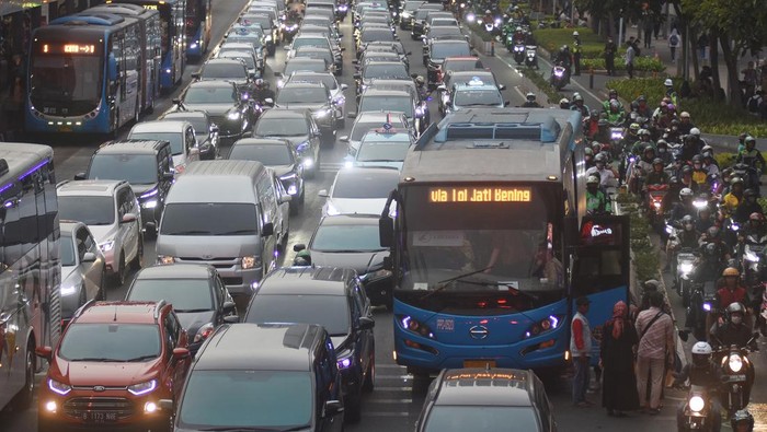 Sejumlah pekerja menaiki bus yang berhenti di tengah kemacetan saat jam pulang kerja di kawasan Jalan Jenderal Sudirman, Jakarta, Rabu (1/11/2023). Menurut laporan Tomtom Traffic Index, Jakarta berada di urutan ke-29 sebagai kota termacet di dunia yang berakibat pada aspek sosial, ekonomi, hingga kesehatan fisik dan mental seperti munculnya fenomena Traffic Stress Syndrome (TSS) atau kondisi stres seketika yang dialami seseorang saat terjebak kemacetan lalu lintas.