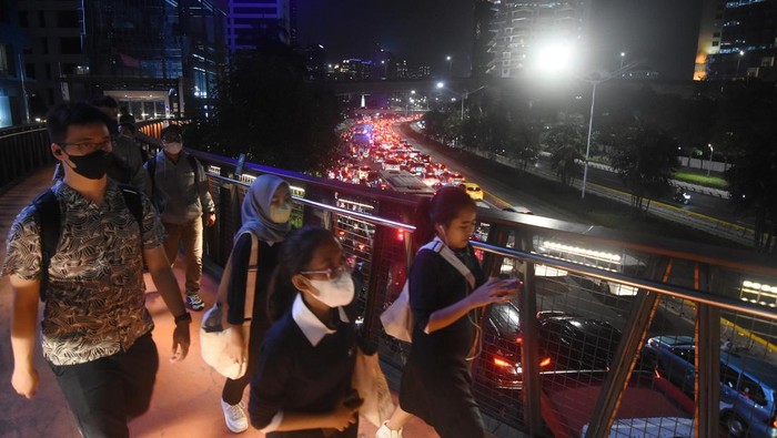 Sejumlah pekerja menaiki bus yang berhenti di tengah kemacetan saat jam pulang kerja di kawasan Jalan Jenderal Sudirman, Jakarta, Rabu (1/11/2023). Menurut laporan Tomtom Traffic Index, Jakarta berada di urutan ke-29 sebagai kota termacet di dunia yang berakibat pada aspek sosial, ekonomi, hingga kesehatan fisik dan mental seperti munculnya fenomena Traffic Stress Syndrome (TSS) atau kondisi stres seketika yang dialami seseorang saat terjebak kemacetan lalu lintas.