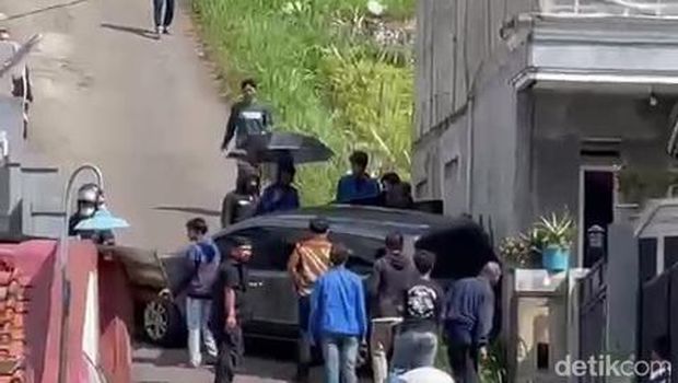 Kendaraan tak kuat menanjak di Tanjakan Spongebob Lembang.