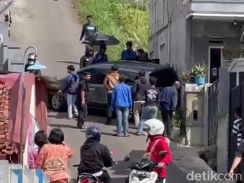 Kendaraan tak kuat menanjak di Tanjakan Spongebob Lembang.