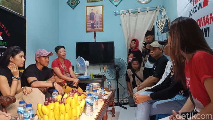 Ketum PSI Kaesang Pangarep melakukan kunjungan ke Benhil, Jakarta Pusat. (Damaris Fanuelle/detikcom)