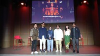 Cerita orisinal Beranak Dalam Kubur sendiri merupakan kisah yang ditulis dan dipentaskan dalam format teater pertama kalinya oleh Kelompok Sandiwara Sunda Miss Tjitjih sekitar tahun 1960-an. Para anggota dari Kelompok Sandiwara Sunda Miss Tjitjih juga ikut berperan dalam episode terbaru dari #MusikalDiRumahAja ini. 