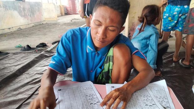 Udin, salah satu murid Kelas Mengajar di Pasar Bersehati, Manado.