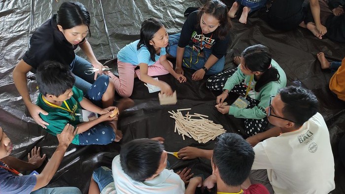Komunitas Dinding Manado mengajar membaca dan menulis di Pasar Bersehati, Manado, Sulawesi Utara.