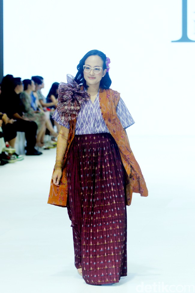 Fashion show Ikat by Didiet Maulana mengangkat tema The Wiron, berlangsung di Jakarta Fashion Week 2024, Pondok Indah Mal 3, Jakarta, Senin [23/10/2023]. Foto: Mohammad Abduh/detikcom. 