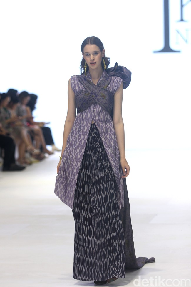 Fashion show Ikat by Didiet Maulana mengangkat tema The Wiron, berlangsung di Jakarta Fashion Week 2024, Pondok Indah Mal 3, Jakarta, Senin [23/10/2023]. Foto: Mohammad Abduh/detikcom. 