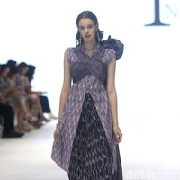 Fashion show Ikat by Didiet Maulana mengangkat tema The Wiron, berlangsung di Jakarta Fashion Week 2024, Pondok Indah Mal 3, Jakarta, Senin [23/10/2023]. Foto: Mohammad Abduh/detikcom. 