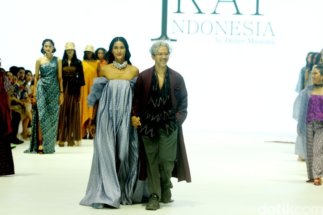 Fashion show Ikat by Didiet Maulana mengangkat tema The Wiron, berlangsung di Jakarta Fashion Week 2024, Pondok Indah Mal 3, Jakarta, Senin [23/10/2023]. Foto: Mohammad Abduh/detikcom. 