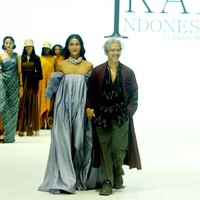 Fashion show Ikat by Didiet Maulana mengangkat tema The Wiron, berlangsung di Jakarta Fashion Week 2024, Pondok Indah Mal 3, Jakarta, Senin [23/10/2023]. Foto: Mohammad Abduh/detikcom. 