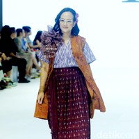 Fashion show Ikat by Didiet Maulana mengangkat tema The Wiron, berlangsung di Jakarta Fashion Week 2024, Pondok Indah Mal 3, Jakarta, Senin [23/10/2023]. Foto: Mohammad Abduh/detikcom. 