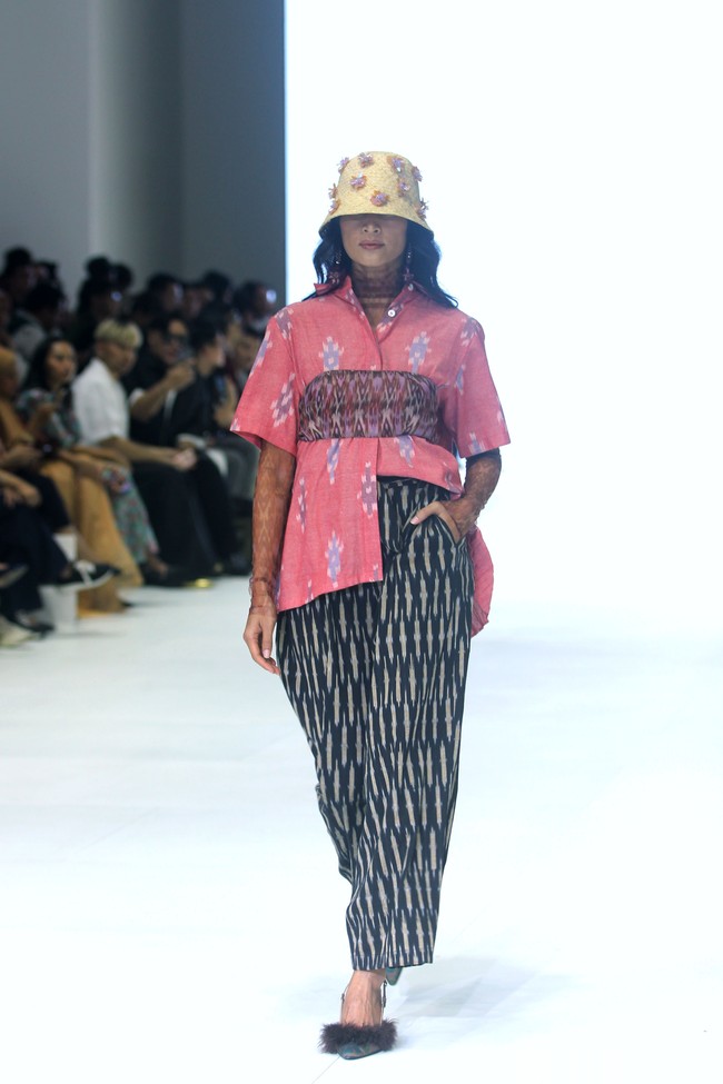 Fashion show Ikat by Didiet Maulana mengangkat tema The Wiron, berlangsung di Jakarta Fashion Week 2024, Pondok Indah Mal 3, Jakarta, Senin [23/10/2023]. Foto: Mohammad Abduh/detikcom. 