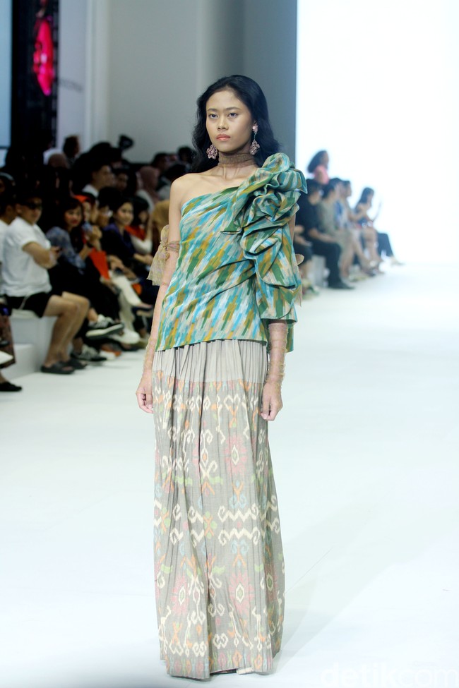 Fashion show Ikat by Didiet Maulana mengangkat tema The Wiron, berlangsung di Jakarta Fashion Week 2024, Pondok Indah Mal 3, Jakarta, Senin [23/10/2023]. Foto: Mohammad Abduh/detikcom. 