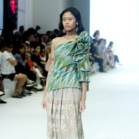 Fashion show Ikat by Didiet Maulana mengangkat tema The Wiron, berlangsung di Jakarta Fashion Week 2024, Pondok Indah Mal 3, Jakarta, Senin [23/10/2023]. Foto: Mohammad Abduh/detikcom. 