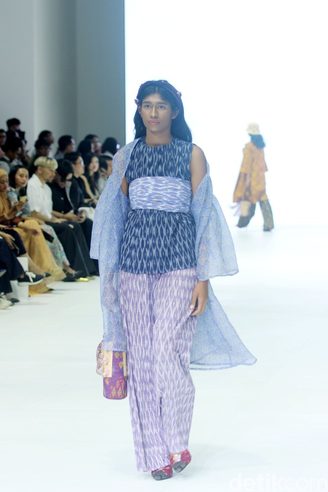 Fashion show Ikat by Didiet Maulana mengangkat tema The Wiron, berlangsung di Jakarta Fashion Week 2024, Pondok Indah Mal 3, Jakarta, Senin [23/10/2023]. Foto: Mohammad Abduh/detikcom. 