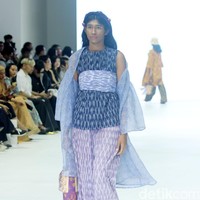 Fashion show Ikat by Didiet Maulana mengangkat tema The Wiron, berlangsung di Jakarta Fashion Week 2024, Pondok Indah Mal 3, Jakarta, Senin [23/10/2023]. Foto: Mohammad Abduh/detikcom. 