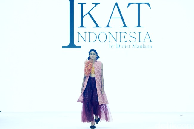 Fashion show Ikat by Didiet Maulana mengangkat tema The Wiron, berlangsung di Jakarta Fashion Week 2024, Pondok Indah Mal 3, Jakarta, Senin [23/10/2023]. Foto: Mohammad Abduh/detikcom.