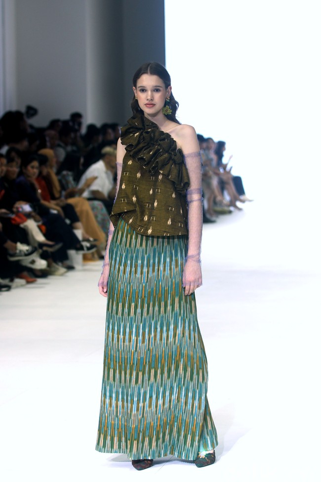 Fashion show Ikat by Didiet Maulana mengangkat tema The Wiron, berlangsung di Jakarta Fashion Week 2024, Pondok Indah Mal 3, Jakarta, Senin [23/10/2023]. Foto: Mohammad Abduh/detikcom. 