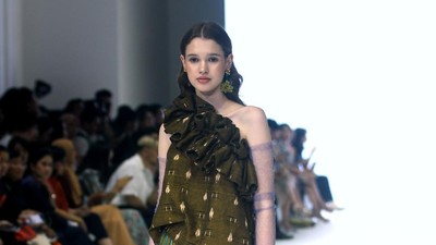 10 Koleksi Wiron Didiet Maulana di JFW 2024, Hadirkan Keindahan Tenun Ikat