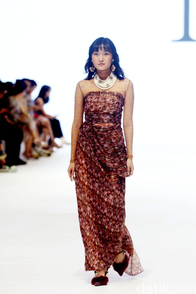 Fashion show Ikat by Didiet Maulana mengangkat tema The Wiron, berlangsung di Jakarta Fashion Week 2024, Pondok Indah Mal 3, Jakarta, Senin [23/10/2023]. Foto: Mohammad Abduh/detikcom. 