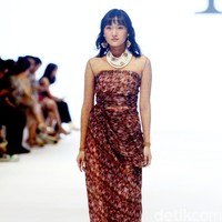 Fashion show Ikat by Didiet Maulana mengangkat tema The Wiron, berlangsung di Jakarta Fashion Week 2024, Pondok Indah Mal 3, Jakarta, Senin [23/10/2023]. Foto: Mohammad Abduh/detikcom. 