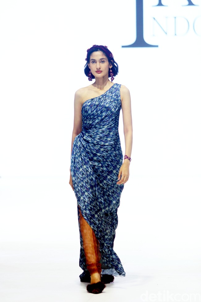 Fashion show Ikat by Didiet Maulana mengangkat tema The Wiron, berlangsung di Jakarta Fashion Week 2024, Pondok Indah Mal 3, Jakarta, Senin [23/10/2023]. Foto: Mohammad Abduh/detikcom. 