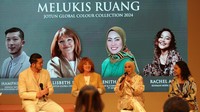 Hamphrey Tedja, Desainer Interior dan Principal/Co-founder Domisilium Studio & DMDIO, Lisbeth Larsen, Jotun Global Colour Manager, Zenitha Fitriati, Brand & Communication Manager PT Jotun Indonesia dan Rachel Ajeng, Seniman muda Indonesia dalam sesi diskusi di acara Peluncuran Jotun Global Colour Collection 2024 bertema “Canvas”, di Jakarta, Kamis (2/11/2023). 