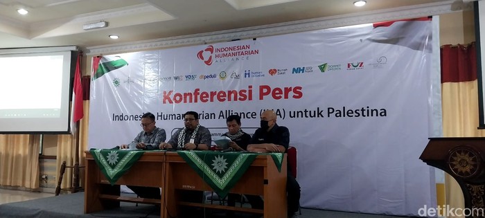 Konferensi pers Indonesian Humanitarian Alliance (IHA) yang dilaksanakan di Gedung Pusat Dakwah Muhammadiyah, Jakarta Pusat, Kamis (2/11/2023),