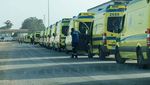 Konvoi Ambulans Siaga di Perbatasan Rafah Evakuasi Warga Palestina