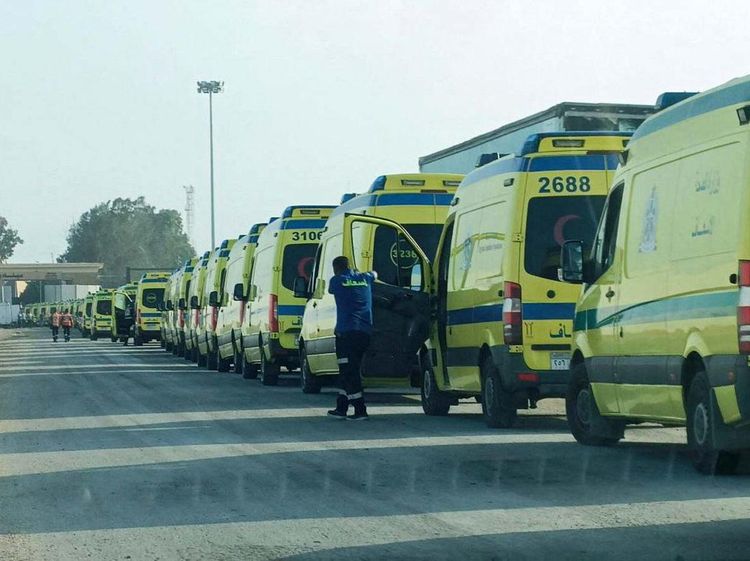 Konvoi Ambulans Siaga di Perbatasan Rafah Evakuasi Warga Palestina