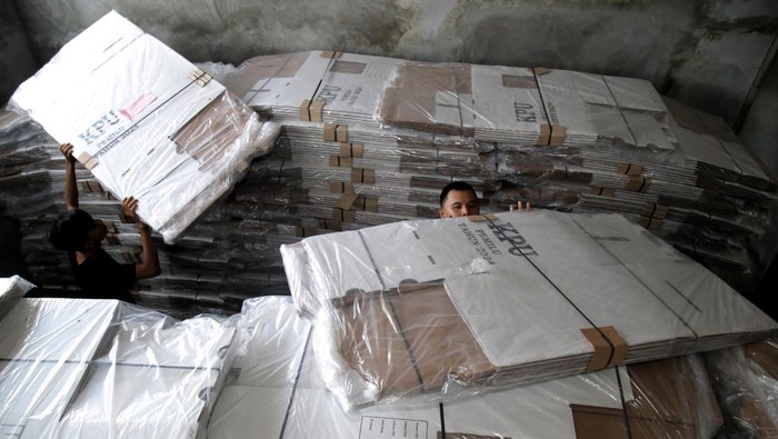 KPU Kota Ternate terima kotak suara Pemilu 2024 Petugas mengangkat kotak suara Pemilu di gudang penyimpanan logistik Pemilu 2024 Kota Ternate, Maluku Utara, Kamis (2/11/2023). KPU Kota Ternate menerima 2.871 kotak suara Pemilu 2024 berbahan karton duplex kedap air dan 1.142 tinta pemilu yang nantinya akan distribusikan ke tempat pemungutan suara (TPS) di Ternate dan di tiga pulau terluar yakni Pulau Batang dua, Hiri dan Pulau Moti. ANTARA FOTO/Andri Saputra/YU