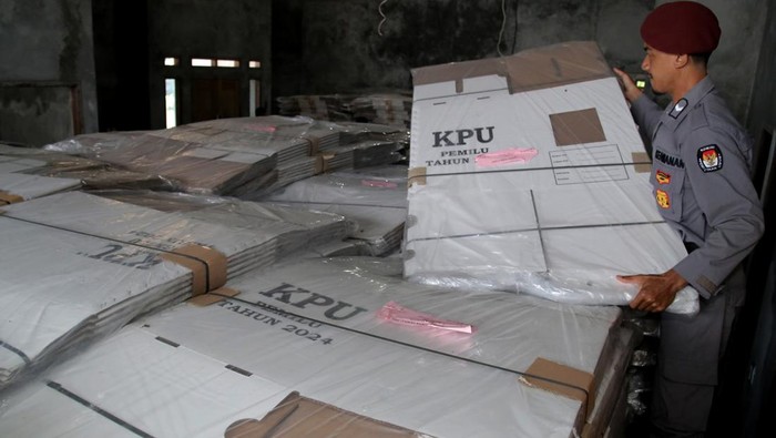 KPU Kota Ternate terima kotak suara Pemilu 2024 Petugas mengangkat kotak suara Pemilu di gudang penyimpanan logistik Pemilu 2024 Kota Ternate, Maluku Utara, Kamis (2/11/2023). KPU Kota Ternate menerima 2.871 kotak suara Pemilu 2024 berbahan karton duplex kedap air dan 1.142 tinta pemilu yang nantinya akan distribusikan ke tempat pemungutan suara (TPS) di Ternate dan di tiga pulau terluar yakni Pulau Batang dua, Hiri dan Pulau Moti. ANTARA FOTO/Andri Saputra/YU