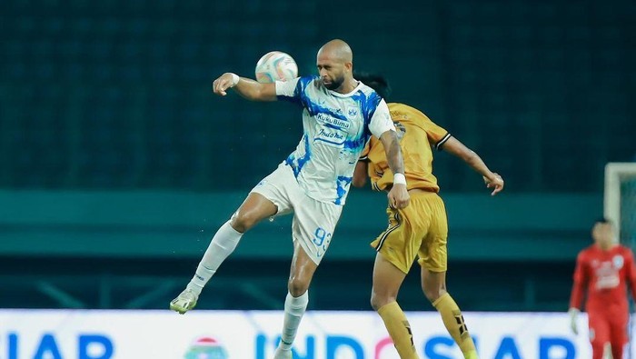 Laga antara Bhayangkara FC vs PSIS pada pekan 18 di Stadion Patriot Chandrabhaga, Bekasi.