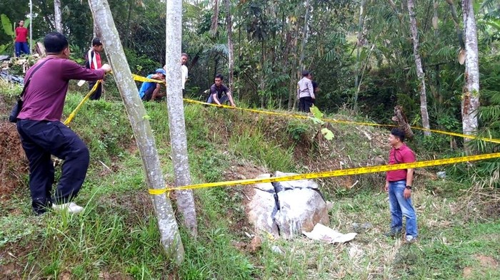 Lokasi pemecah batu tewas diduga kena ledakan.