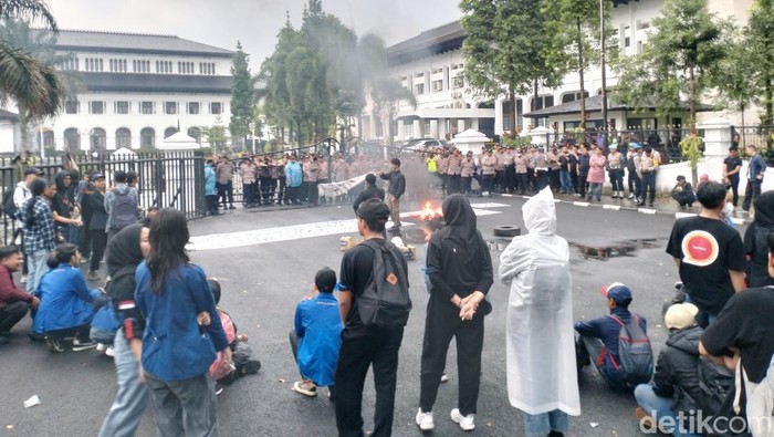 Mahasiswa demo di depan Gedung Sate, Bandung.