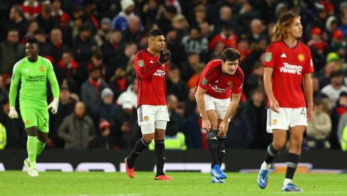 Soccer Football - Carabao Cup - Fourth Round - Manchester United v Newcastle United - Old Trafford, Manchester, Britain - November 1, 2023 Manchester Uniteds Harry Maguire, Casemiro and teammates look dejected after conceding their second goal, scored by Newcastle Uniteds Lewis Hall REUTERS/Molly Darlington NO USE WITH UNAUTHORIZED AUDIO, VIDEO, DATA, FIXTURE LISTS, CLUB/LEAGUE LOGOS OR LIVE SERVICES. ONLINE IN-MATCH USE LIMITED TO 45 IMAGES, NO VIDEO EMULATION. NO USE IN BETTING, GAMES OR SINGLE CLUB/LEAGUE/PLAYER PUBLICATIONS.