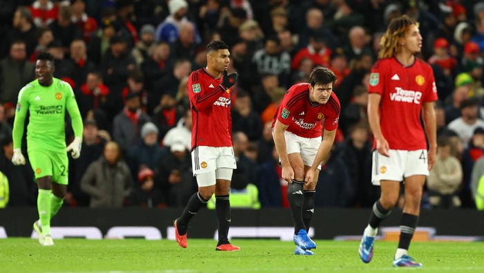 Soccer Football - Carabao Cup - Fourth Round - Manchester United v Newcastle United - Old Trafford, Manchester, Britain - November 1, 2023 Manchester Uniteds Harry Maguire, Casemiro and teammates look dejected after conceding their second goal, scored by Newcastle Uniteds Lewis Hall REUTERS/Molly Darlington NO USE WITH UNAUTHORIZED AUDIO, VIDEO, DATA, FIXTURE LISTS, CLUB/LEAGUE LOGOS OR LIVE SERVICES. ONLINE IN-MATCH USE LIMITED TO 45 IMAGES, NO VIDEO EMULATION. NO USE IN BETTING, GAMES OR SINGLE CLUB/LEAGUE/PLAYER PUBLICATIONS.