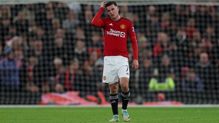 Soccer Football - Carabao Cup - Fourth Round - Manchester United v Newcastle United - Old Trafford, Manchester, Britain - November 1, 2023 Manchester Uniteds Mason Mount looks dejected after conceding their second goal, scored by Newcastle Uniteds Lewis Hall Action Images via Reuters/Lee Smith NO USE WITH UNAUTHORIZED AUDIO, VIDEO, DATA, FIXTURE LISTS, CLUB/LEAGUE LOGOS OR LIVE SERVICES. ONLINE IN-MATCH USE LIMITED TO 45 IMAGES, NO VIDEO EMULATION. NO USE IN BETTING, GAMES OR SINGLE CLUB/LEAGUE/PLAYER PUBLICATIONS.